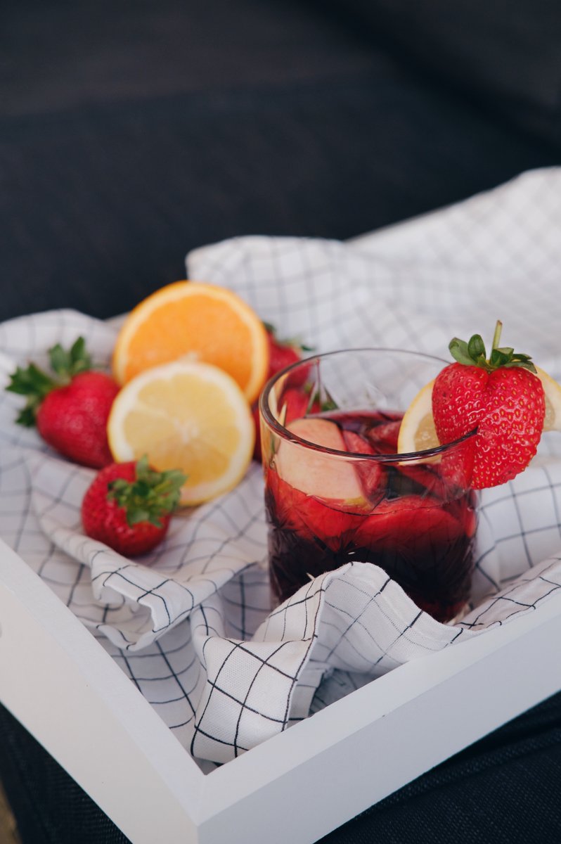 Our weekend forecast includes lots of sunshine + this amazing Red Sangria. 😍
frewines.com/our-recipes/re…