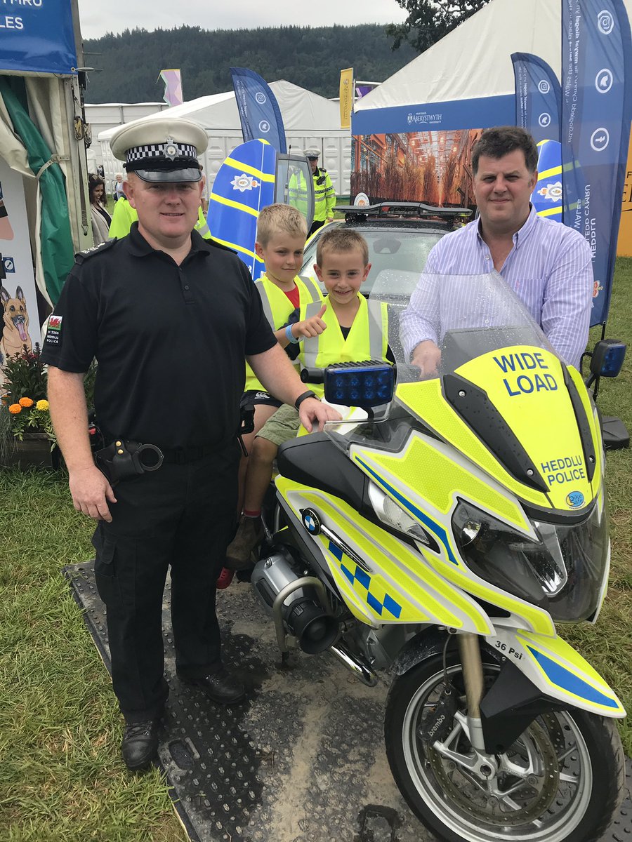 Hoffem ddiolch i Dafydd Roberts o gwmni <a href="/BrodwaithCyf/">Brodwaith</a> <a href="/Brodwaith/">Brodwaith</a> am eu rhodd caredig o festiau llachar er mwyn hyrwyddo #DiogelwchYFfyrdd i blant bach. Maent ar gael yn rhad ac am ddim ar ein stondin yn yr <a href="/eisteddfod/">eisteddfod</a> - dewch draw i’n gweld 👍🏻

#steddfod2019