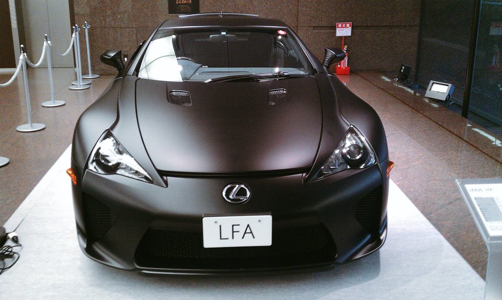 FastFurious_Han's tweet photo. ในตอนจบของ Fast Five ฉากระหว่างฮานกับจีเซลนับเป็นซีนราคาแพงอีกซีนนึงของหนังเลยก็ว่าได้ครับ เพราะรถยนต์คันที่พ่อหนุ่มดริฟเฟอร์ของเราใช้ขับพาหวานใจไปพักร้อนด้วยกันคือ Lexus LFAโมเดล2010 ซุปเปอร์คาร์ที่แพงที่สุดจากฝั่งยานยนต์ญี่ปุ่นสนนราคาอยู่ที่ 50ล้านบาทไทยและมีแค่500คันทั่วโลก https://t.co/pkUe2B6DfH