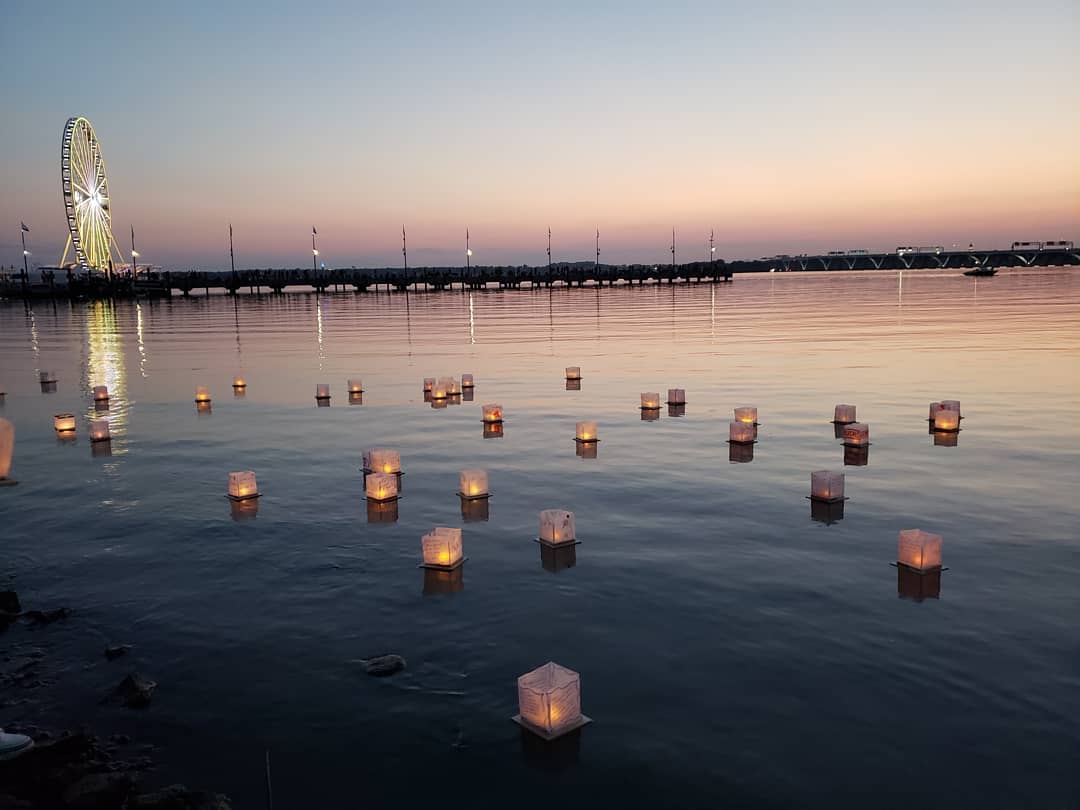 Tonight, the Potomac will light up at D.C.'s annual Water Lantern Festival. Attendees gather to celebrate love, life and happiness! #DCDucksTour

📸:@nancymtex
