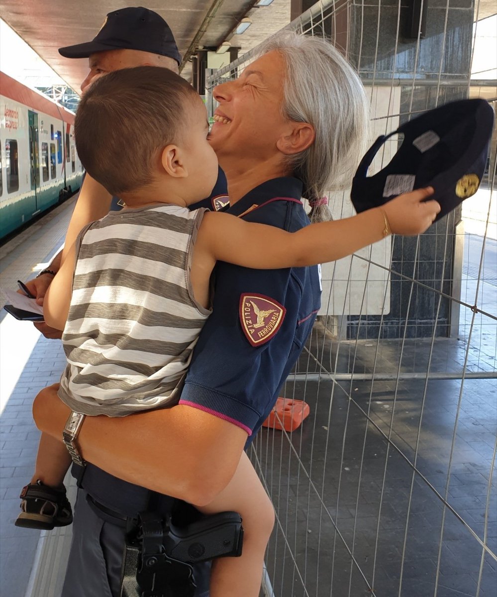 Le porte si chiudono mentre sta salendo
Una mamma per caricare i bagagli e convalidare il biglietto affida per pochi istanti il suo bimbo a un passeggero e perde il treno 😬
#PoliziaFerroviaria a Termini
intrattiene il piccolo in attesa della sua mamma😅🤩
#lamiciziaèunacosaseria