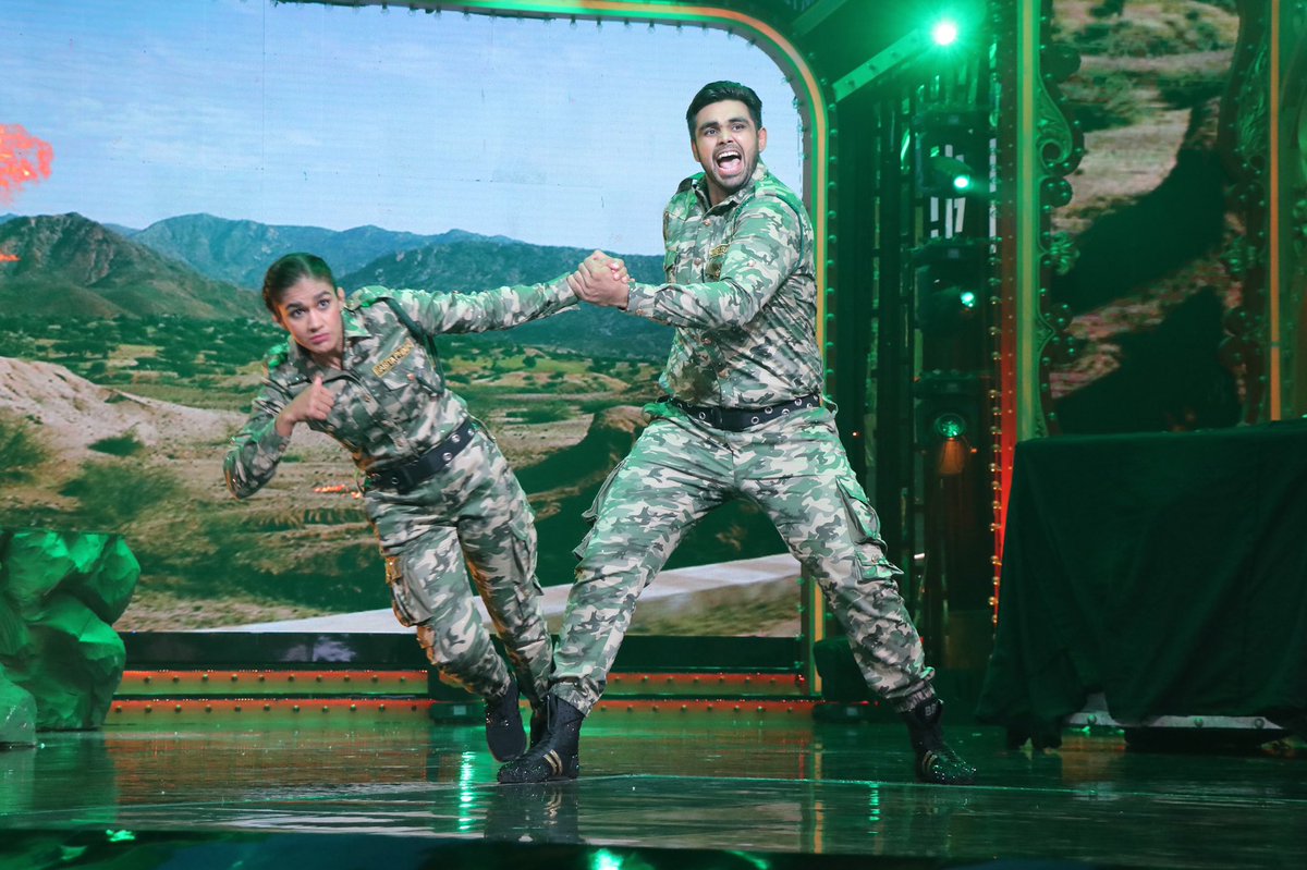 BabitaPhogat's tweet photo. Our next performance is dedicated to all our brave javans who are keeping us protected 24/7. Our real heroes 💪💪🇮🇳🇮🇳 .
.
Aur #jawans #brave #dedicated #URIattacks #jaihind #NachBaliye9 https://t.co/PIM4orwY8U