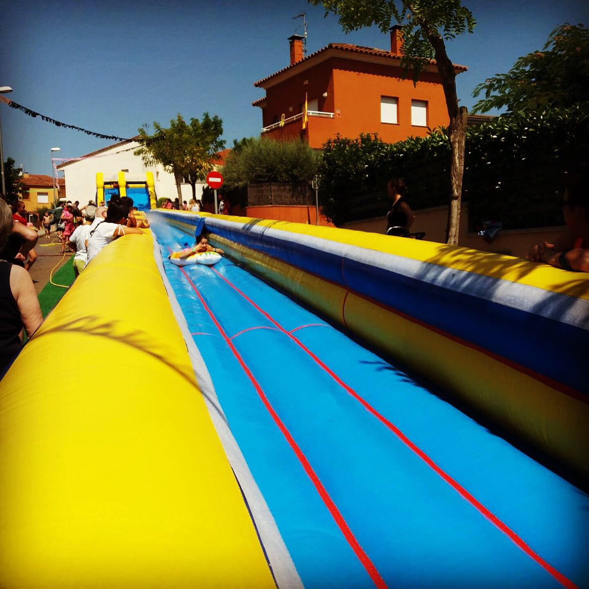 ajuntamentcorca's tweet photo. Gran èxit de participació en el tobogan aquàtic i el vermut musical.
Gràcies a tothom!!!
_
#AjuntamentCorçà #VisitCorçà #Corçà #Casavells #Matajudaica #CassàDePelràs #Planils #Empordà #BaixEmpordà #CostaBrava #poble #Catalunya https://t.co/k3n3bYvTe9