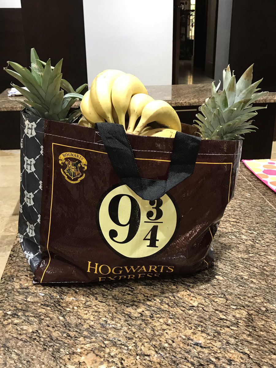 HiloBlock's tweet photo. Con una ley que prohíbe las bolsas de plástico de un solo uso en Panamá, estamos usando una bolsa reutilizable 'mágica' para comprar nuestras deliciosas frutas y verduras locales.🍍🍌🥑🥦🥕🍅🥒🍇🥬🌶
#BeyondSingleUsePlastic
#BuyLocal
#HogwartsBag https://t.co/SuhZMjI6hQ