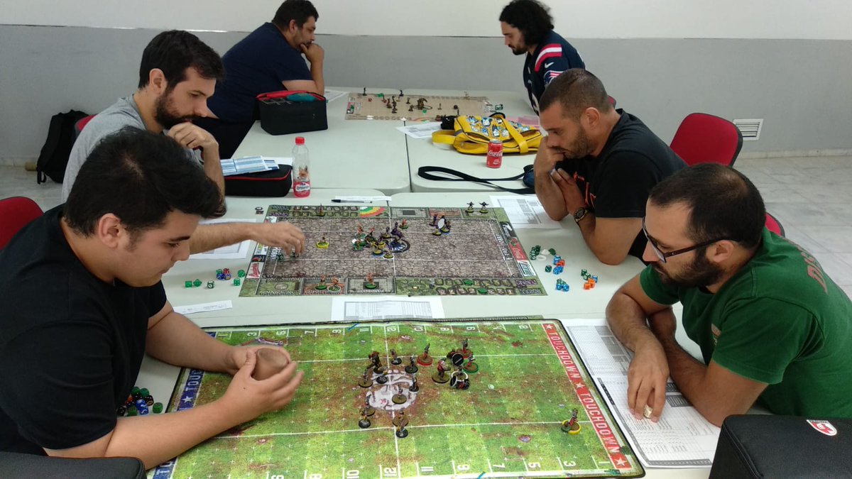 m_hexagonadas's tweet photo. Mañana concurrida en @LaRutaCj para empezar nuestra jornada de partidos del "I Torneo #Chocobowl🦑 de #BloodBowl 🏈
¡Todavía tienes toda la tarde para acercarte y disfrutar de los enfrentamientos entre los 28 equipos participantes!
#HuelvaJuega a #Minis https://t.co/xdnAnP4weI