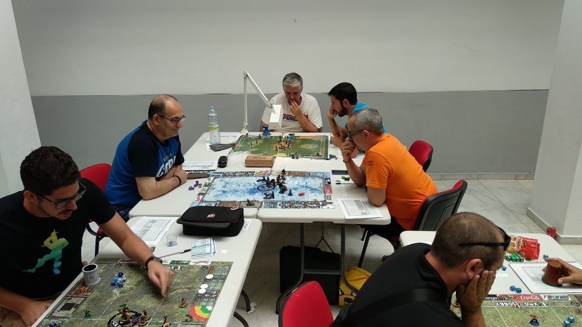 m_hexagonadas's tweet photo. Mañana concurrida en @LaRutaCj para empezar nuestra jornada de partidos del "I Torneo #Chocobowl🦑 de #BloodBowl 🏈
¡Todavía tienes toda la tarde para acercarte y disfrutar de los enfrentamientos entre los 28 equipos participantes!
#HuelvaJuega a #Minis https://t.co/xdnAnP4weI
