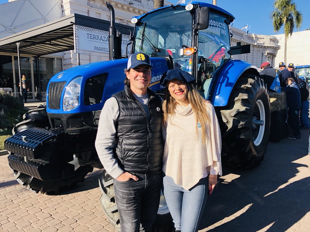 Hoy con <a href="/agrolarus/">Lara Giuliani🐂🥰🐾</a> nos vinimos al acto inaugural de  <a href="/LaRural_BsAs/">La Rural</a> gracias a nuestros amigos de @NewHollandArg lo vamos a ver desde primera fila en un T6.130 presentando a los campeones ovinos.
Gracias <a href="/juangiustetti/">Juan Giustetti</a> <a href="/Gabitronchoni/">Gabriel Tronchoni</a>