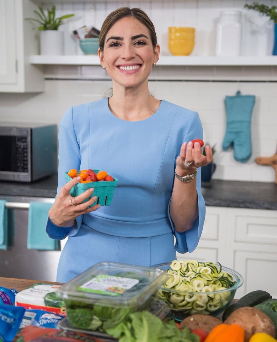 Beachbody's tweet photo. It's the weekend! Let us know if you’re being #WaterFirstVeggiesMost today! ⠀
#2BMindset #TeamBeachbody https://t.co/Cq4yGS0Vb3