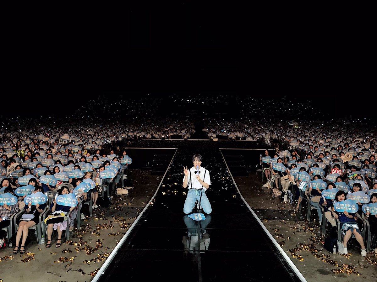 HSW_officialtwt's tweet photo. [☁]

하성운 1st Concert 'Dive in Color' in BUSAN이 종료되었습니다!
하늘과 함께 하는 모든 순간이 행복이고 감동인 구르미💜 언제나 성운이와 함께해주셔서 감사합니다 사랑해요 하늘💙

#하성운
#HASUNGWOON https://t.co/yU5Jb84gmK