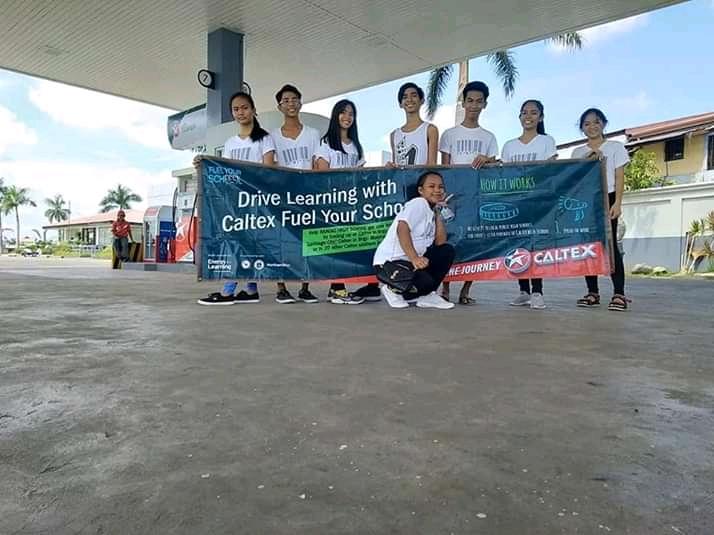 kai_manong's tweet photo. "Pasok mga suki, presyong abot kaya, gas na pang world- class pa" 

Caltex fuels your engine with techron. Opo, pagas up na sa Caltex para mas maalagaan ang makina mo at ang kapaligiran natin.

Sa bawat litro, piso ang pupunta sa aming proyekto: Project VAMMP.

#RHS_CaltexFYS https://t.co/l1e41eIoFZ