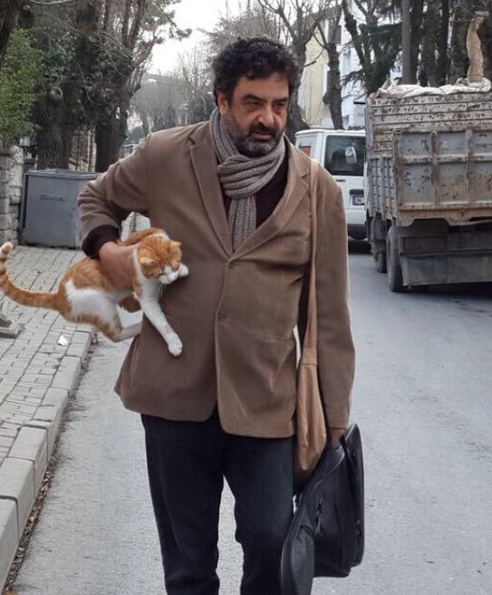 #CüneytCebenoyan
Roll, nokta atışı sinema/hayat notları, Atina’da karşılaşmamız, Calexico, yeniden Calexico, Darkness’a dair her şey, ara ara da olsa yeniden karşılaşmalar.. Hep hatırlamak istediğim resmiyle: