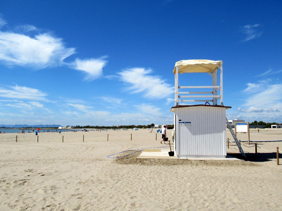 AjuntamentVLC's tweet photo. 🐶 La platja can de #Pinedo compta enguany, com a novetat, amb abalisament en el mar 🌊, una cordada de boies que delimita l’espai on els gossos poden banyar-se 🐩. Vine amb la teua mascota!
🗓 Fins al 30 de setembre
🔗 https://t.co/l6R0RqMHGT https://t.co/lJLcuTa2f0
