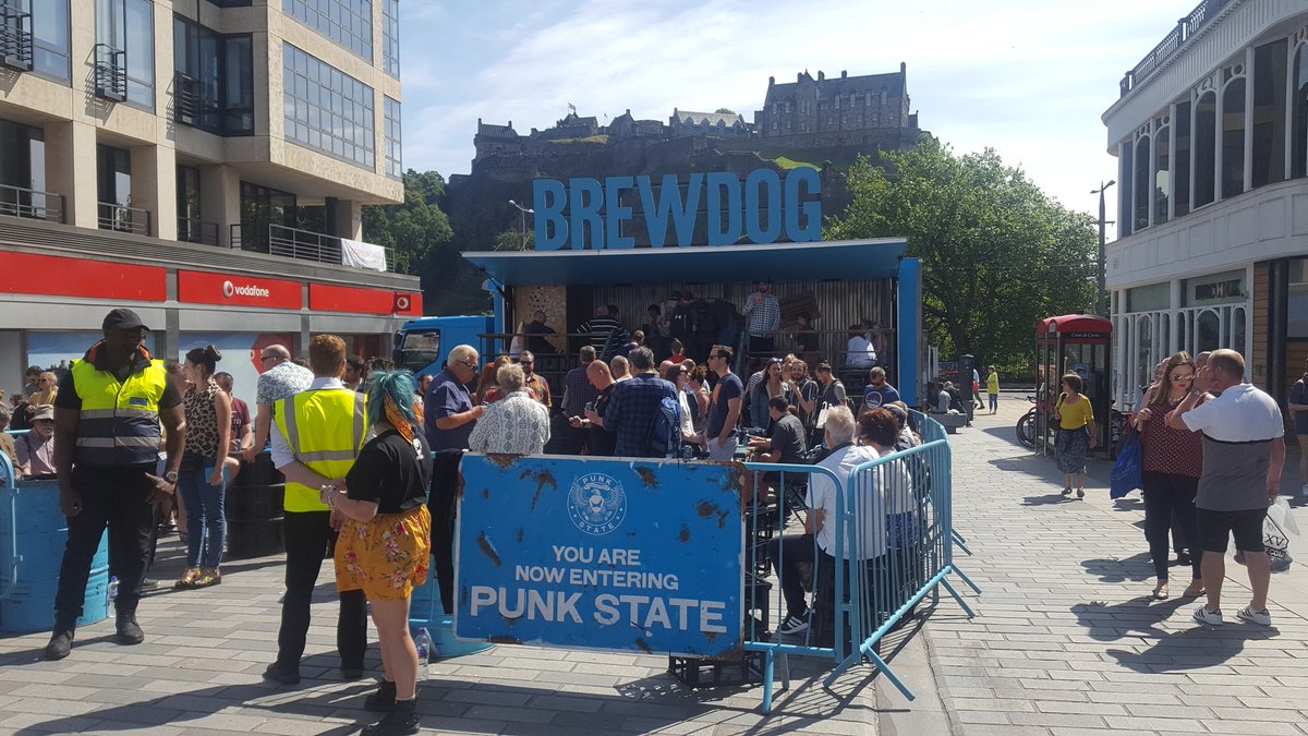 CannyscotDOTcom's tweet photo. Brewdog arrives at the Edinburgh Festival and makes friends by giving away free beer. #punkstate #Brewdog https://t.co/9gAMbVRUdW