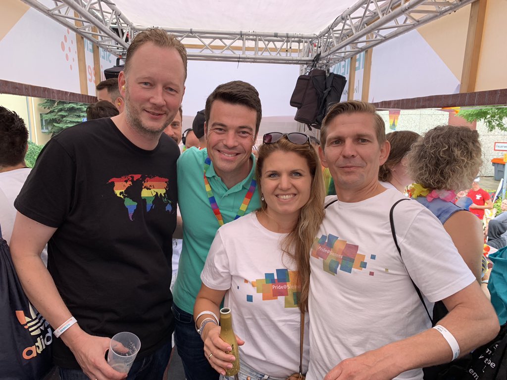 R_Jaeg's tweet photo. Trotz tlw. Regen ☔️ eine super Stimmung auf dem #CSDNürnberg 🌈 Mit unserem @Siemens Truck setzen wir ein klares Zeichen für Offenheit, Vielfalt &amp; Toleranz! Bei uns muss niemand die eigene Identität an der Firmenpforte abgeben. Danke an @PRIDESiemens für die super Organisation 👍🏼 https://t.co/bwS7lcC3Ol