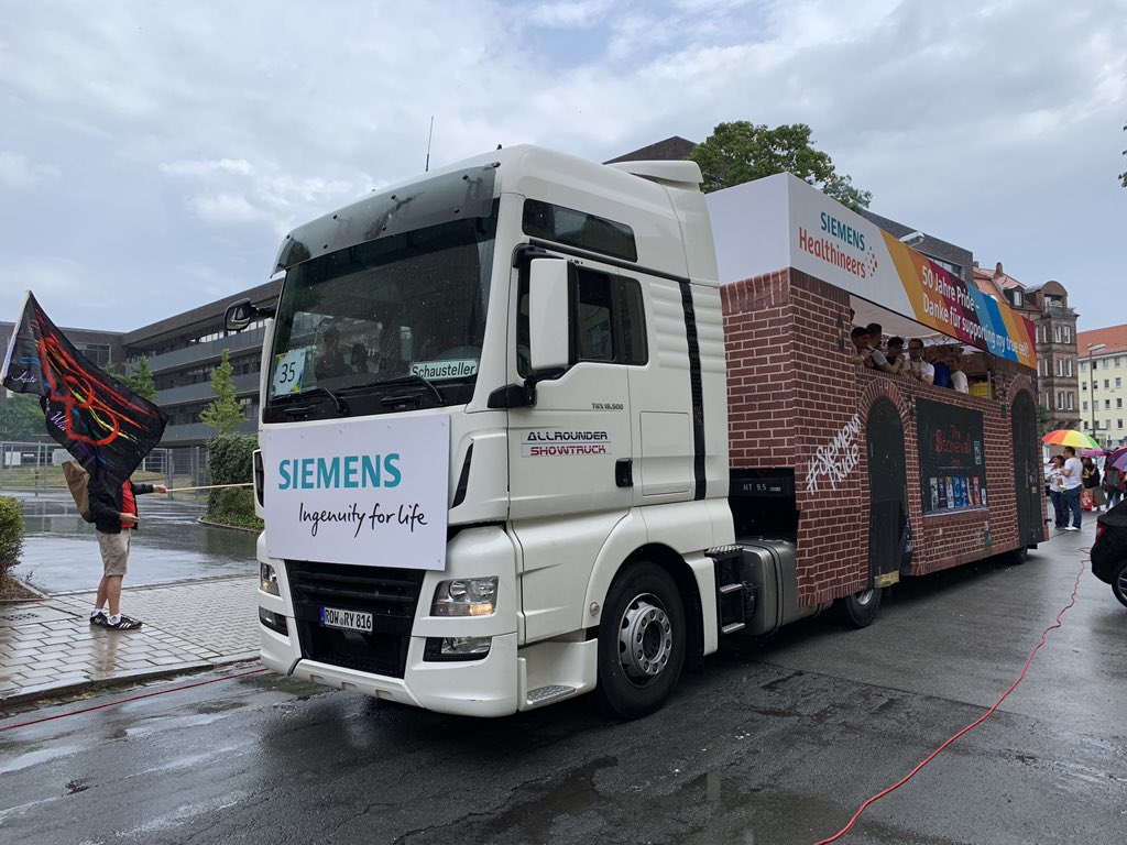 R_Jaeg's tweet photo. Trotz tlw. Regen ☔️ eine super Stimmung auf dem #CSDNürnberg 🌈 Mit unserem @Siemens Truck setzen wir ein klares Zeichen für Offenheit, Vielfalt &amp; Toleranz! Bei uns muss niemand die eigene Identität an der Firmenpforte abgeben. Danke an @PRIDESiemens für die super Organisation 👍🏼 https://t.co/bwS7lcC3Ol