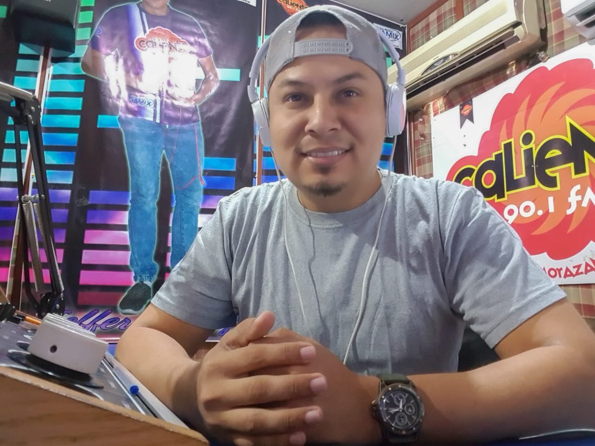 RadioLaCaliente's tweet photo. ¡Buenos Días Mundo! 

El sabor del sábado se siente en Radio Caliente
Que tengan un excelente fin de semana mi gente

Redes sociales
WhatsApp: 76434264
Instagram: @caliente90.1fm 
Facebook: Radio La Caliente Fm El Salvador
Twiiter: @RadioLaCaliente https://t.co/HjuuwAmsQr