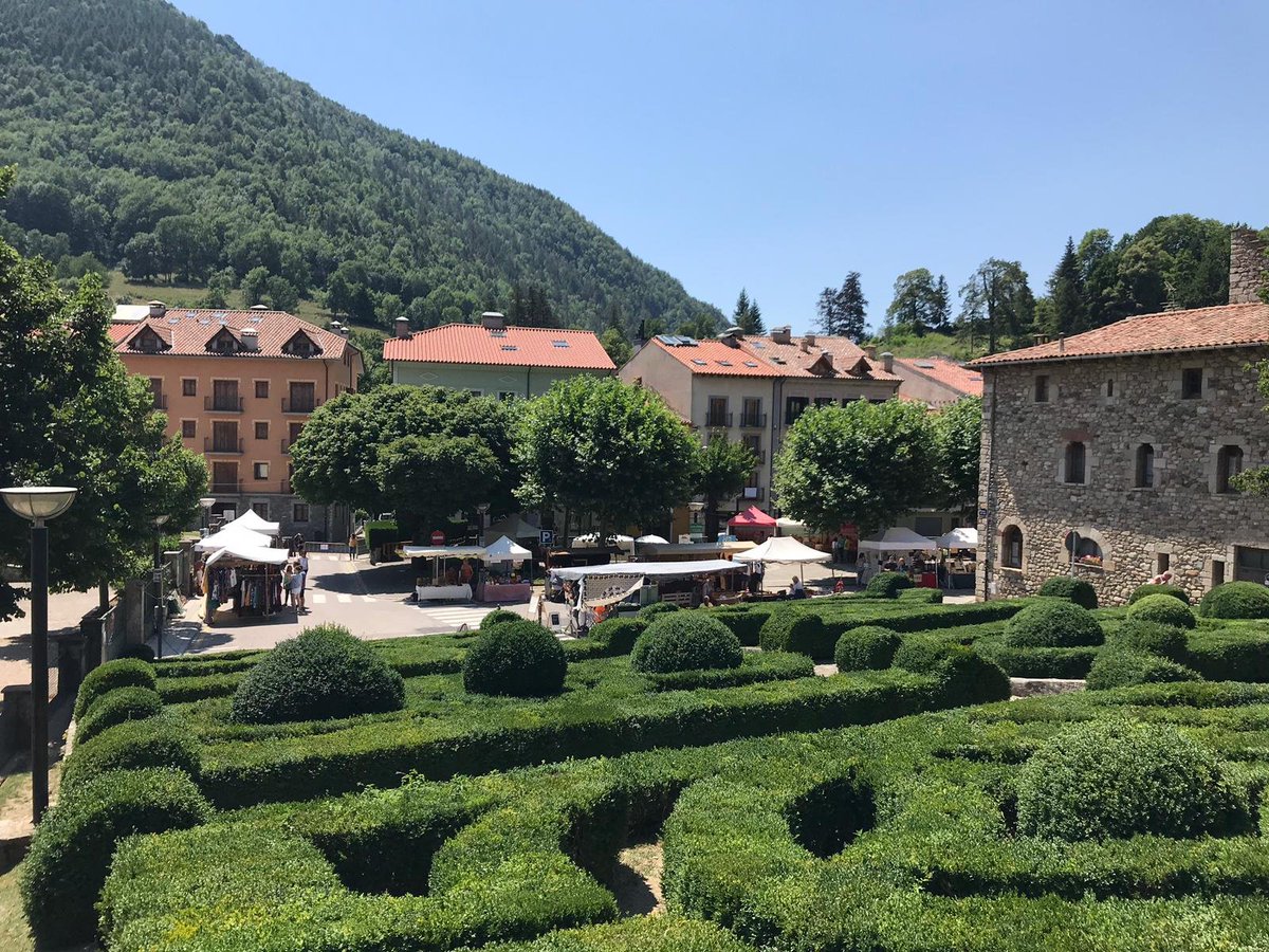 ajcamprodon's tweet photo. 🔝Aquest cap de setmana, els veïns i veïnes de la vila i els visitants gaudeixen del #Camprodon Essential 2019! Es tracta d'un esdeveniment amb un ampli programa d'activitats lúdiques i socials, que reforça la xarxa d'atractius turístics de Camprodon i la Vall. https://t.co/v7nGEWuIzS