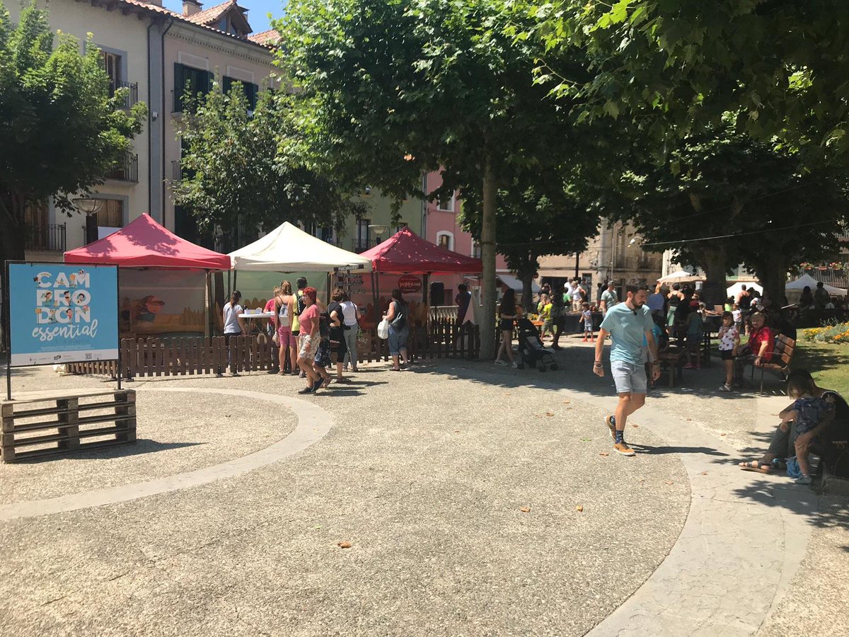 ajcamprodon's tweet photo. 🔝Aquest cap de setmana, els veïns i veïnes de la vila i els visitants gaudeixen del #Camprodon Essential 2019! Es tracta d'un esdeveniment amb un ampli programa d'activitats lúdiques i socials, que reforça la xarxa d'atractius turístics de Camprodon i la Vall. https://t.co/v7nGEWuIzS