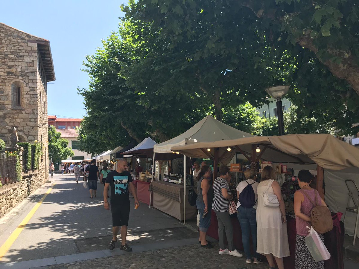 ajcamprodon's tweet photo. 🔝Aquest cap de setmana, els veïns i veïnes de la vila i els visitants gaudeixen del #Camprodon Essential 2019! Es tracta d'un esdeveniment amb un ampli programa d'activitats lúdiques i socials, que reforça la xarxa d'atractius turístics de Camprodon i la Vall. https://t.co/v7nGEWuIzS
