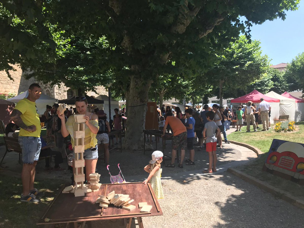 ajcamprodon's tweet photo. 🔝Aquest cap de setmana, els veïns i veïnes de la vila i els visitants gaudeixen del #Camprodon Essential 2019! Es tracta d'un esdeveniment amb un ampli programa d'activitats lúdiques i socials, que reforça la xarxa d'atractius turístics de Camprodon i la Vall. https://t.co/v7nGEWuIzS
