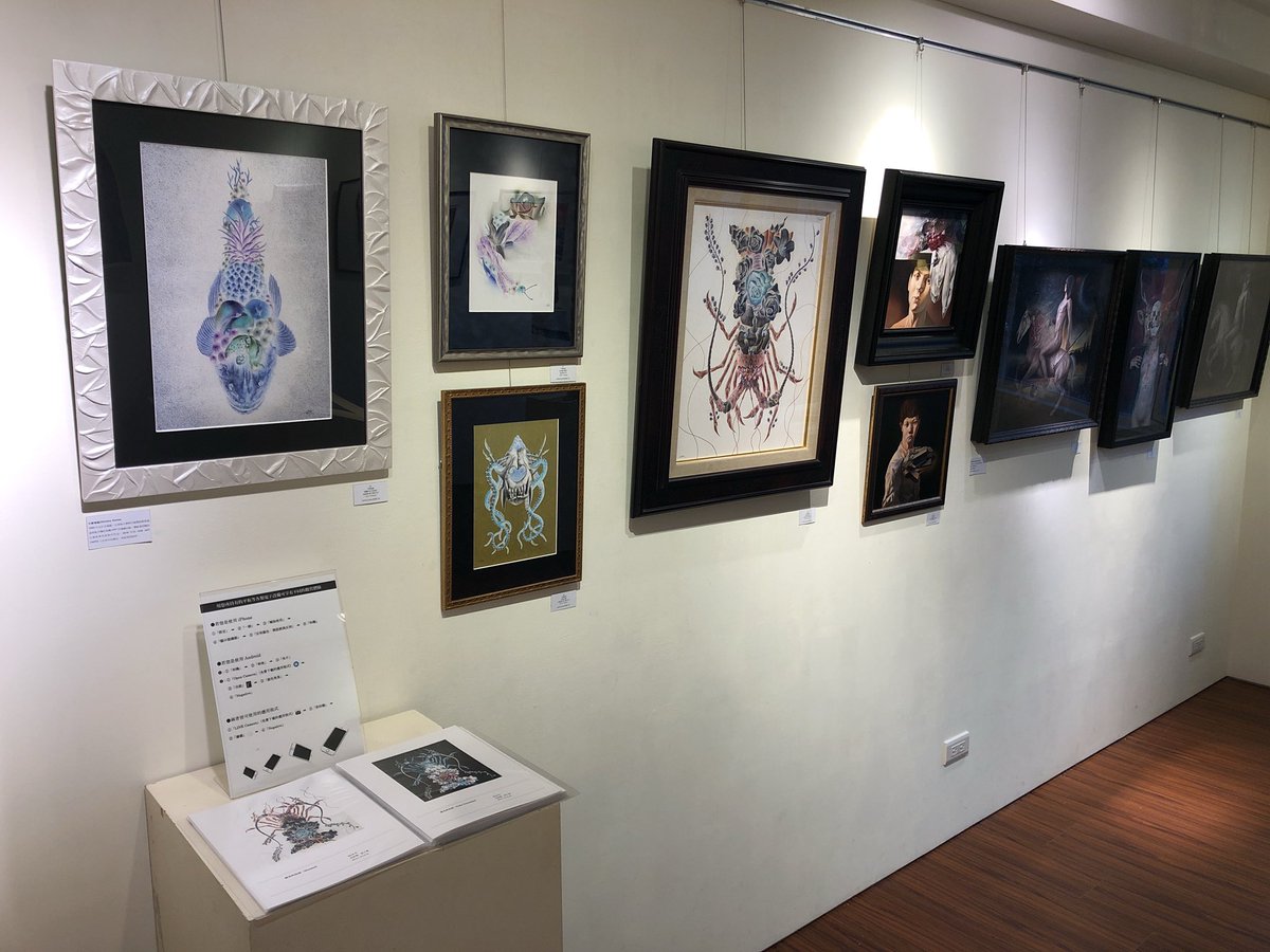artwork_hiromu's tweet photo. 素晴らしい作家の皆様と素晴らしいギャラリーで展示できること大変幸せです。
私はスマートフォンで鑑賞するテクノロジー時代の絵画を出展しております。
お近くの方は是非足をお運びください！

#wronggallery #靠邊走藝術空間 #spanartgallery #TAIWAN #TAIPEI #台湾 #台北 https://t.co/6WwpkJzxPk