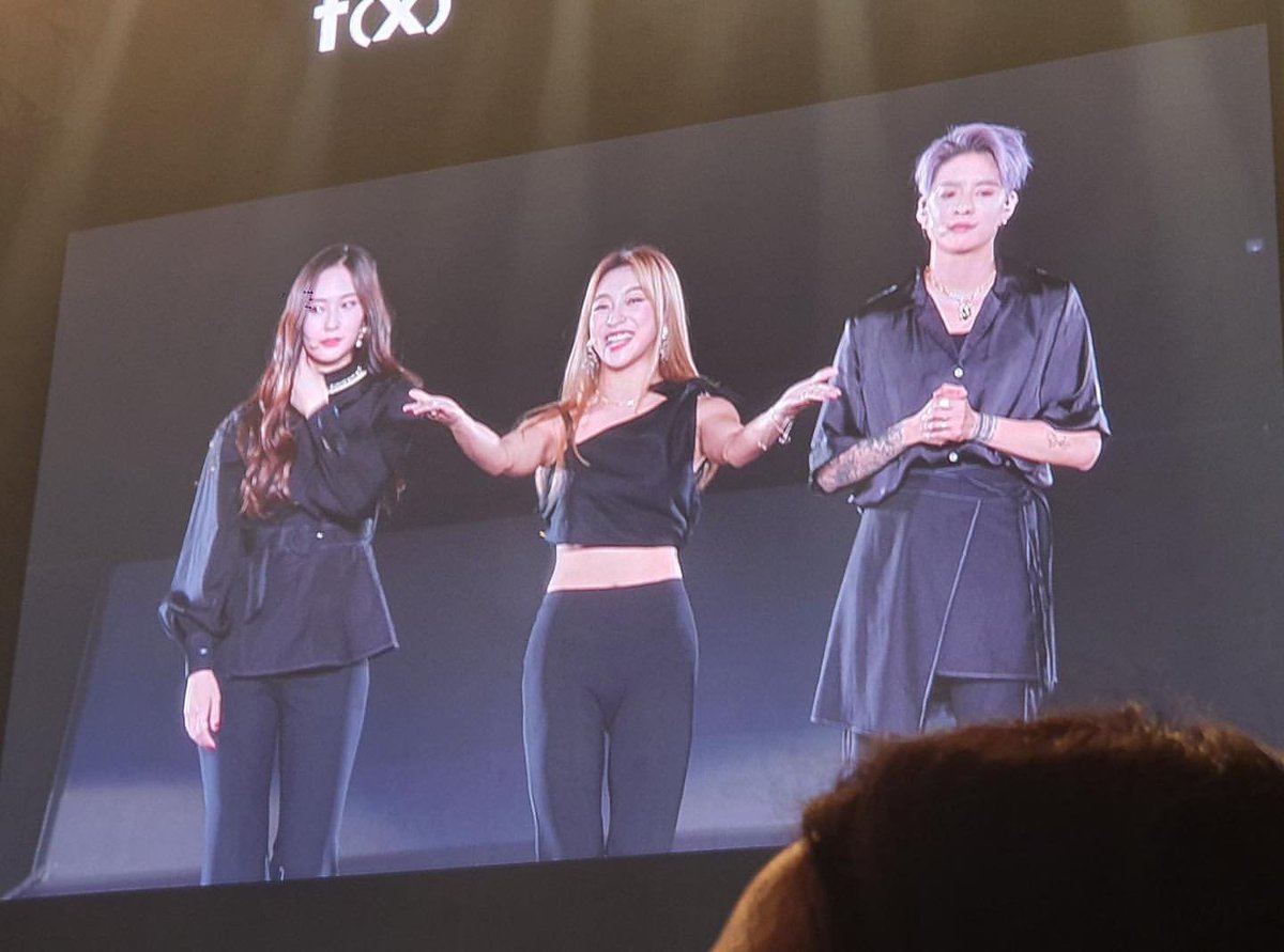 Luna and Krystal were reportedly to leave the venue and went back to hotel  very early. Amber is the only one f(x) member at the ending stage THANK YOU  AMBER LUNA KRYSTAL, image size:1200x891