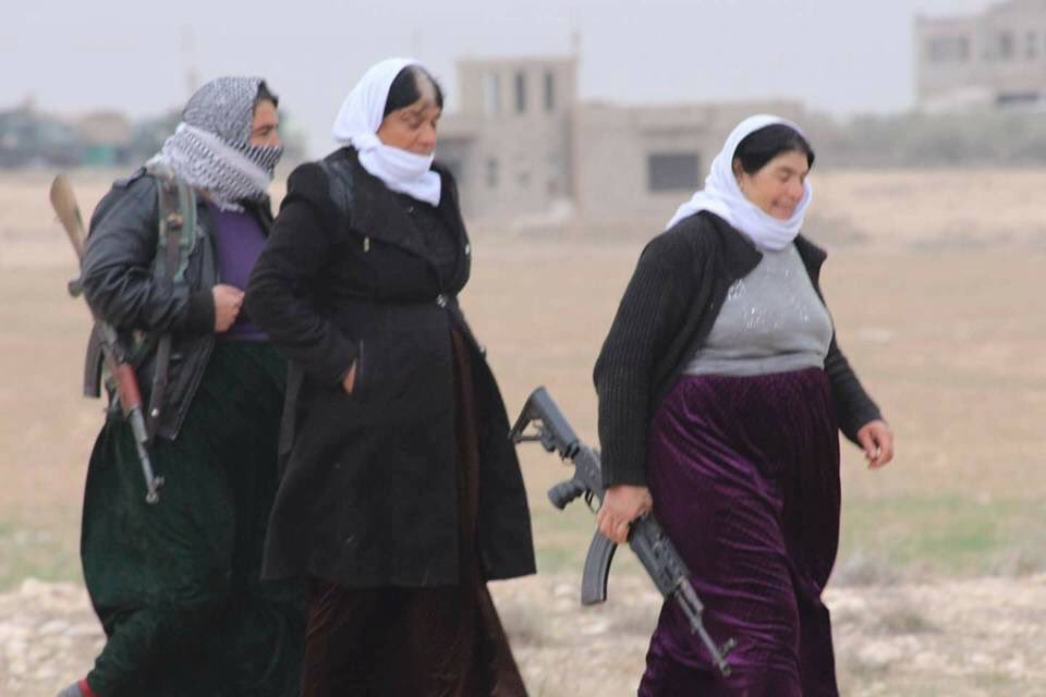 bdpergunes's tweet photo. İnsanlık düşmanı DAİŞ  dünyanın gözü önünde Şengali Ezidi halkına soykırım uyguladı. 
Ezîdî kadınları şahsında yaşanan yüzyılın utancını ve vahşetini nefretle kınıyor;
Şengal şehitlerini saygıya anıyorum. https://t.co/MkyuNb0EKL