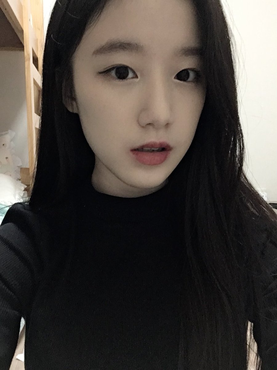 official_i_dle's tweet photo. [#슈화] 한국에 온 첫째 달💃🏻
수진언니랑 함께 첫 평가 받았을 때 👩‍❤️‍💋‍👩
수진언니가 해준 첫 번째 메이크업 💋
공개하겠습니다 🙈
-
來韓國一個月的時候💃🏻
Soojin姊姊 一起做評價的第一次👩‍❤️‍💋‍👩
姊姊幫我化的第一次妝💋
公開給大家呀🙈 https://t.co/tfCRLmecm7
