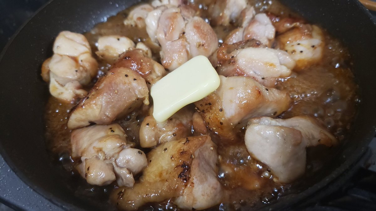 ore825's tweet photo. 仲間内で ご飯殺し(ハクマイブレイカー)と呼ばれている僕の本気飯

「本気のガリバタチキン」

塩胡椒した鶏もも肉350gを油小1で皮面がパリッとするまで焼き火を通し、醤油大1、みりん大1、酒大1、砂糖小1/3、バター10g、おろしにんにく1片、味の素3振り煮詰め完成

マジでご飯3合は炊いといてください https://t.co/h7QiZ2VzrH