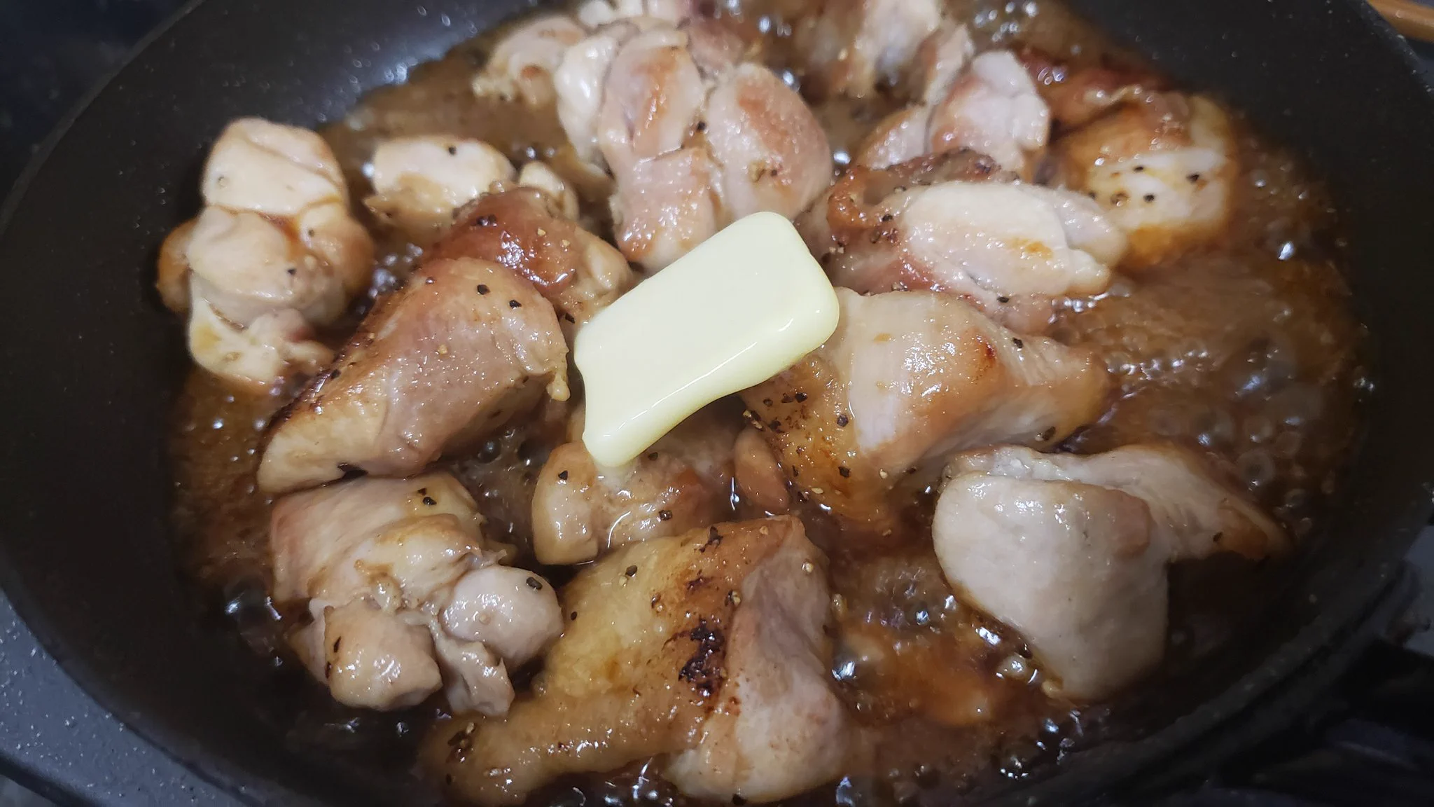 見た目で食欲をそそる！？ご飯が進む「本気のガリバタチキン」の作り方！