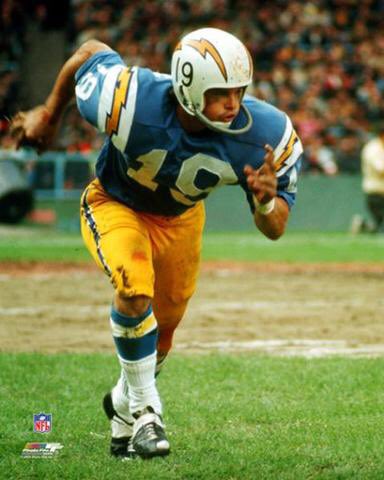  please join me today in wishing a Happy Birthday to the greatest Flanker to ever play the game, Lance Alworth! 