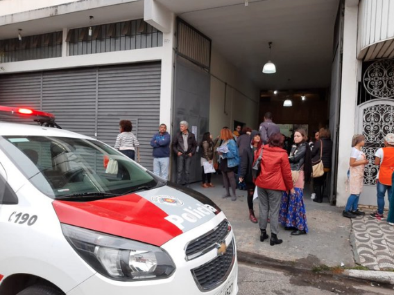 ASocialistaBr's tweet photo. A polícia Militar acaba de entrar na plenária do encontro de mulheres do @PSOL50 em São Paulo. Os policiais pediram documentos das companheiras e disseram estar "monitorando as pessoas presentes". A cada dia fica mais escancarado o autoritarismo no Brasil. https://t.co/dRzfc0svqJ