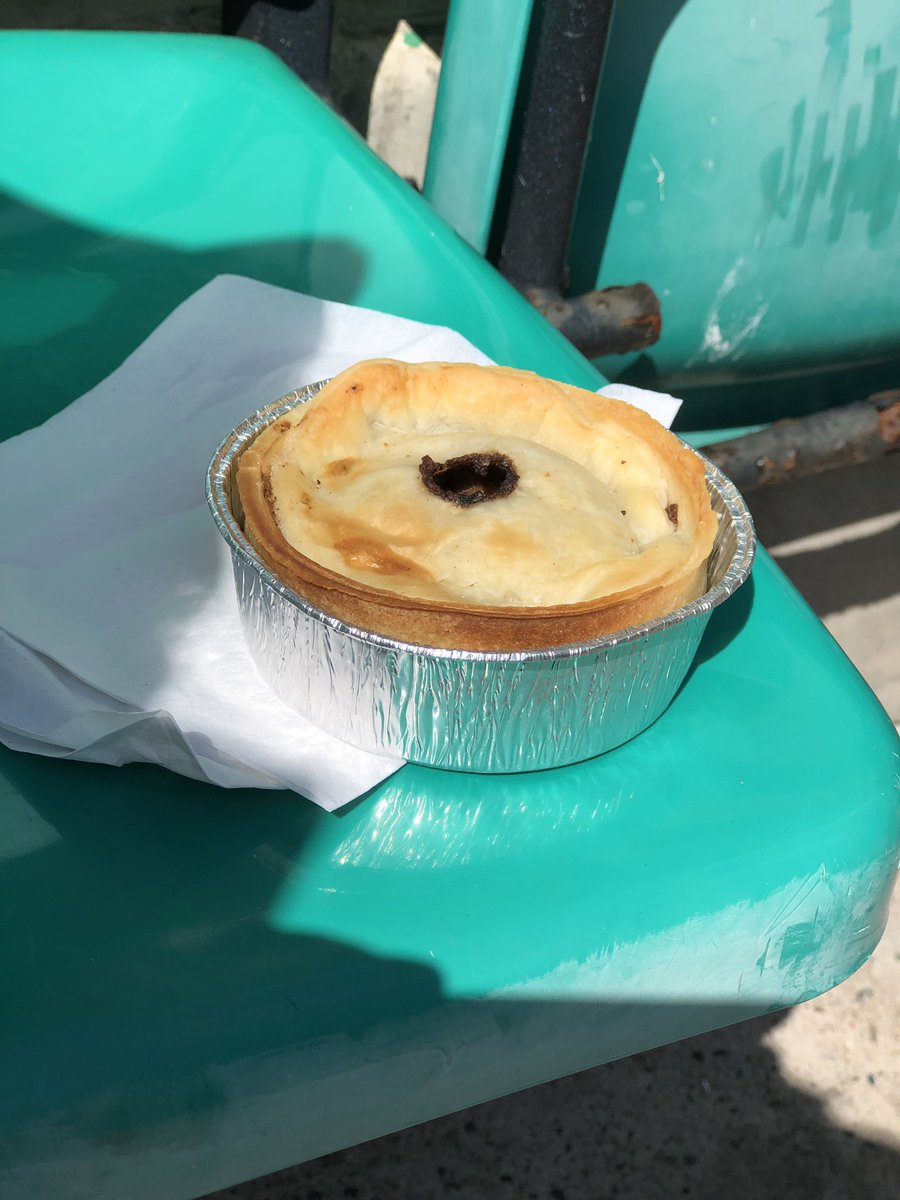 cammieallan's tweet image. Season opener. It’s an occasion that demands a pie of stature. Stand up Steak ‘n’ Gravy. So much promise. So much potential. Sadly the weight of expectation proved too much for the case, which fell apart after a single bite. 4/10- nobody has time for stirrer chopsticks #piereview