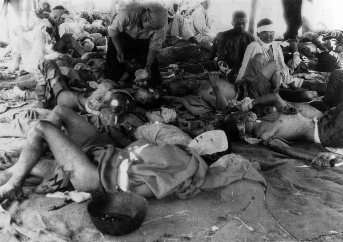 広島平和記念資料館。

臨時救護所内部
昭和20年8月9日　爆心地から1,100m　基町
川原四儀撮影