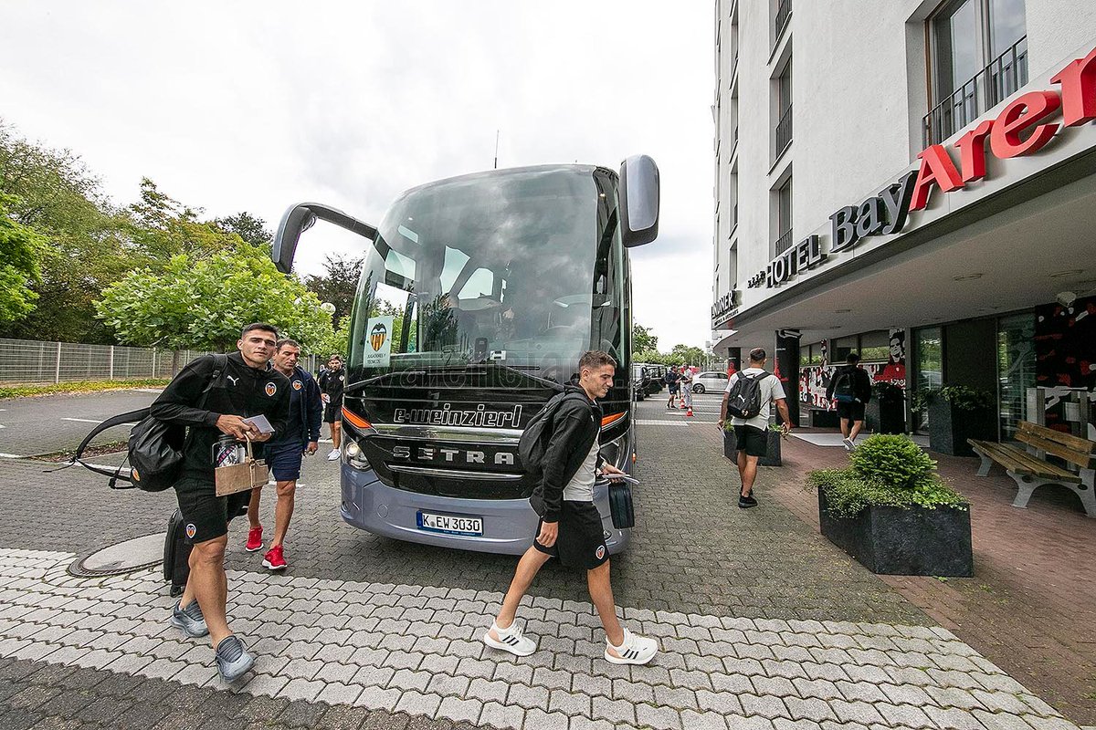 🇩🇪  Ya estamos en el Bay Arena 🏟️

Llegamos al hotel del estadio 🤩

#VCFonTour 🦇