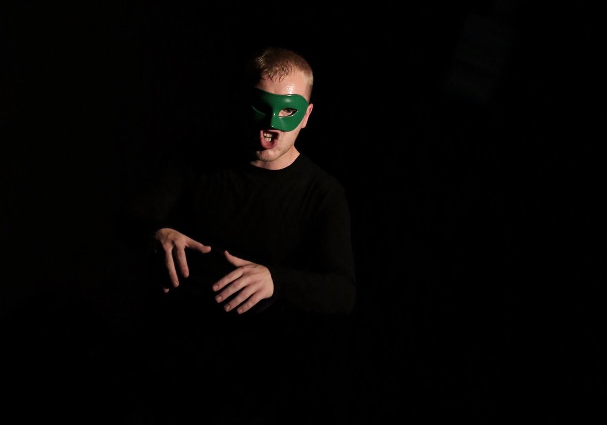 writers_reign's tweet image. Check out these fantastic shots from one of our shows! Big thanks to Shay Rowan from @GMFringe for taking them! ‘MY FITBIT CALLED ME A FAT BITCH!’ July, 2019 #fatbit #technology #spokenword #comedy #fringetheatre #theatre #tinder #buffering #sexbot #troll