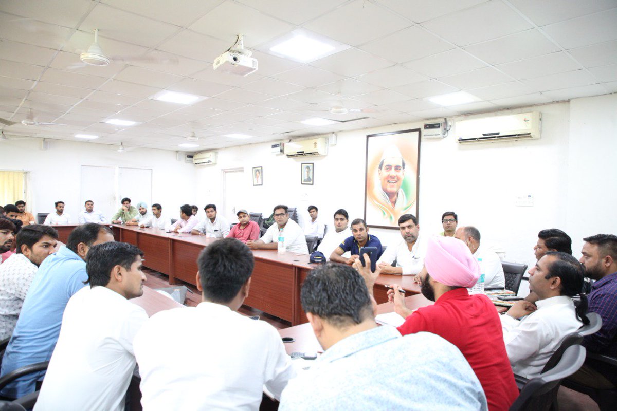 CHOTIWALA's tweet photo. भारतीय युवा कांग्रेस मुख्यालय, नई दिल्ली पर हरियाणा की अलग-अलग विधानसभाओं से उपस्थित प्रतिनिधियों   के साथ कार्यशाला।
@Allavaru @srinivasiyc
#Super_40 https://t.co/tIqHNOlBta