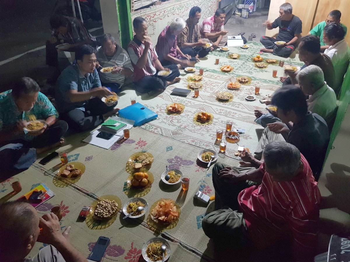 PakRT03's tweet photo. Indahnya silaturahmi gaesss ❤😍 ... kumpulan bulanan bapak2
@PakRT03 #RT03
#RW06 @kelkembangarum @Kec_SMGBarat @PemkotSemarang #bahagiaitusederhana #sedulursaklawase #HappyWeekend #semaranghebat https://t.co/aGKCVeldAw