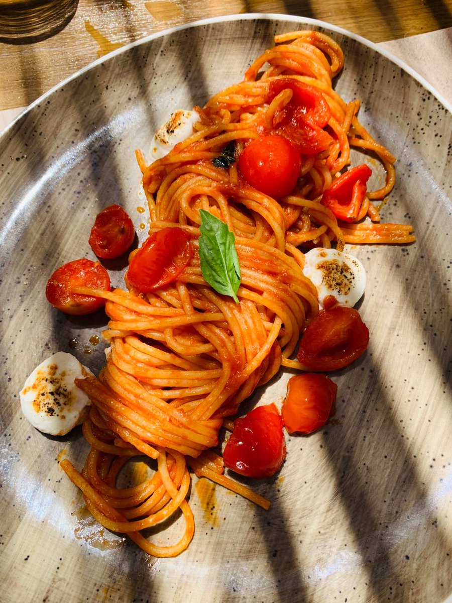 Liasti - Mykonos 🐻

La Tartare di ricciola e di salmone fresche e ben condite 🐠

Lo Spaghetto con pomodoro e ricotta davvero leggero e sorprendente per la sua semplicità 👨🏼‍🍳

#liasti #mykonos #greece #ristorante #italia #hungrybear ❤️