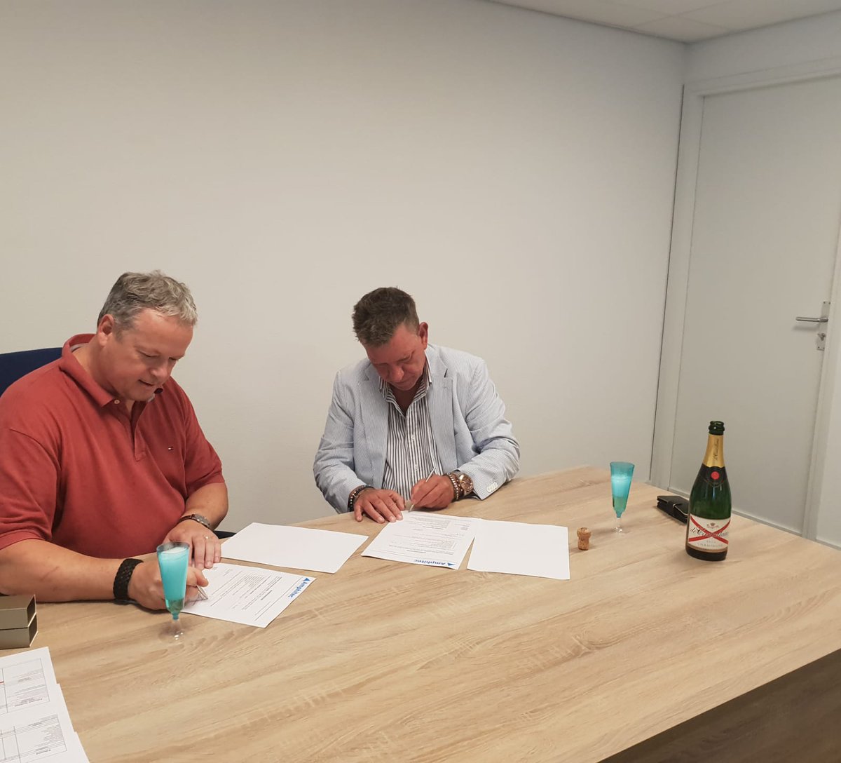 FihumaGroep's tweet photo. Gisteren een mooi moment; de ondertekening van de opdracht voor de bouw van een nieuwe Fihuma-vrachtwagen door @amphitec. In 2020 zal deze speciale, in eigen beheer ontworpen, zuig-/blaascombinatie de weg op gaan. Wij zijn trots op deze bijzondere uitbreiding van ons wagenpark! https://t.co/BPf0tqpjCY