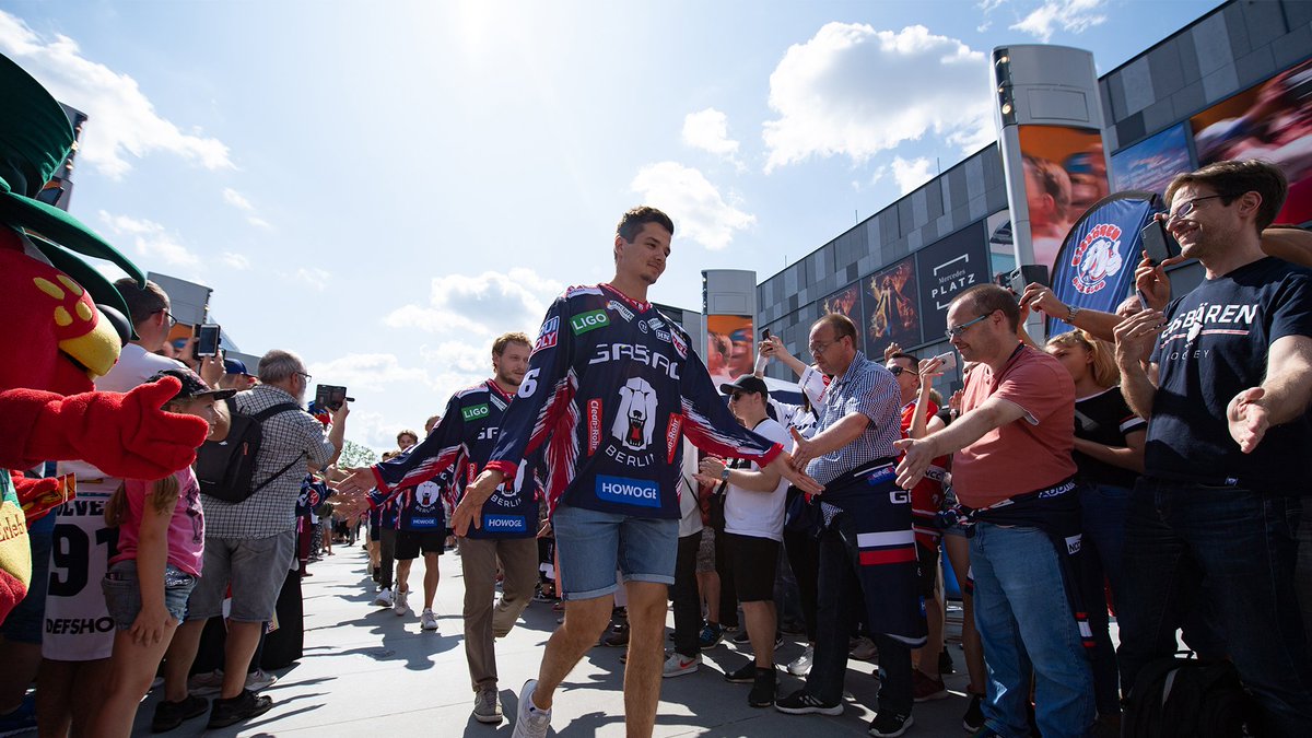 Neues Trikot, neue Saison. 🏒💪 Heute fiel der Startschuss der Saison 2019/20 und zusammen mit ihren Fans haben sich die <a href="/Eisbaeren_B/">Eisbären Berlin</a> auf die neue Spielzeit eingestimmt.

Foto: <a href="/CityPress_GmbH/">City-Press GmbH</a>