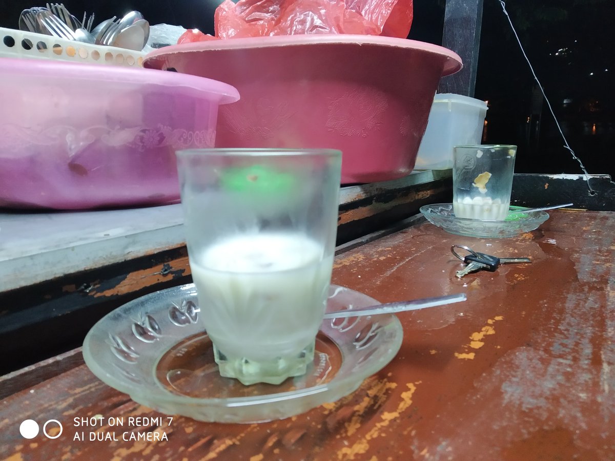 TTiwekk's tweet photo. Jahe susu : jahenya hangat, susunya nikmat. jadi, hangat nikmat 😁🤓#malamminggu 
nb : jangan lupa bahagia https://t.co/KmHB29f1Dq