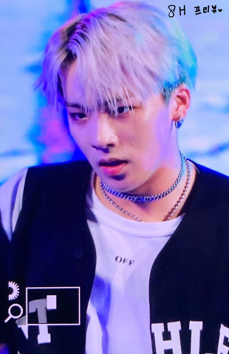 8eight_H's tweet photo. 190803 경포 썸페 프리뷰
#D_CRUNCH #HYUNHO #현호
 #디크런치 #ヒョンホ #이현호  @DIA_CRUNCH 
고생했어 현호❤️ https://t.co/sTmRfZD22g
