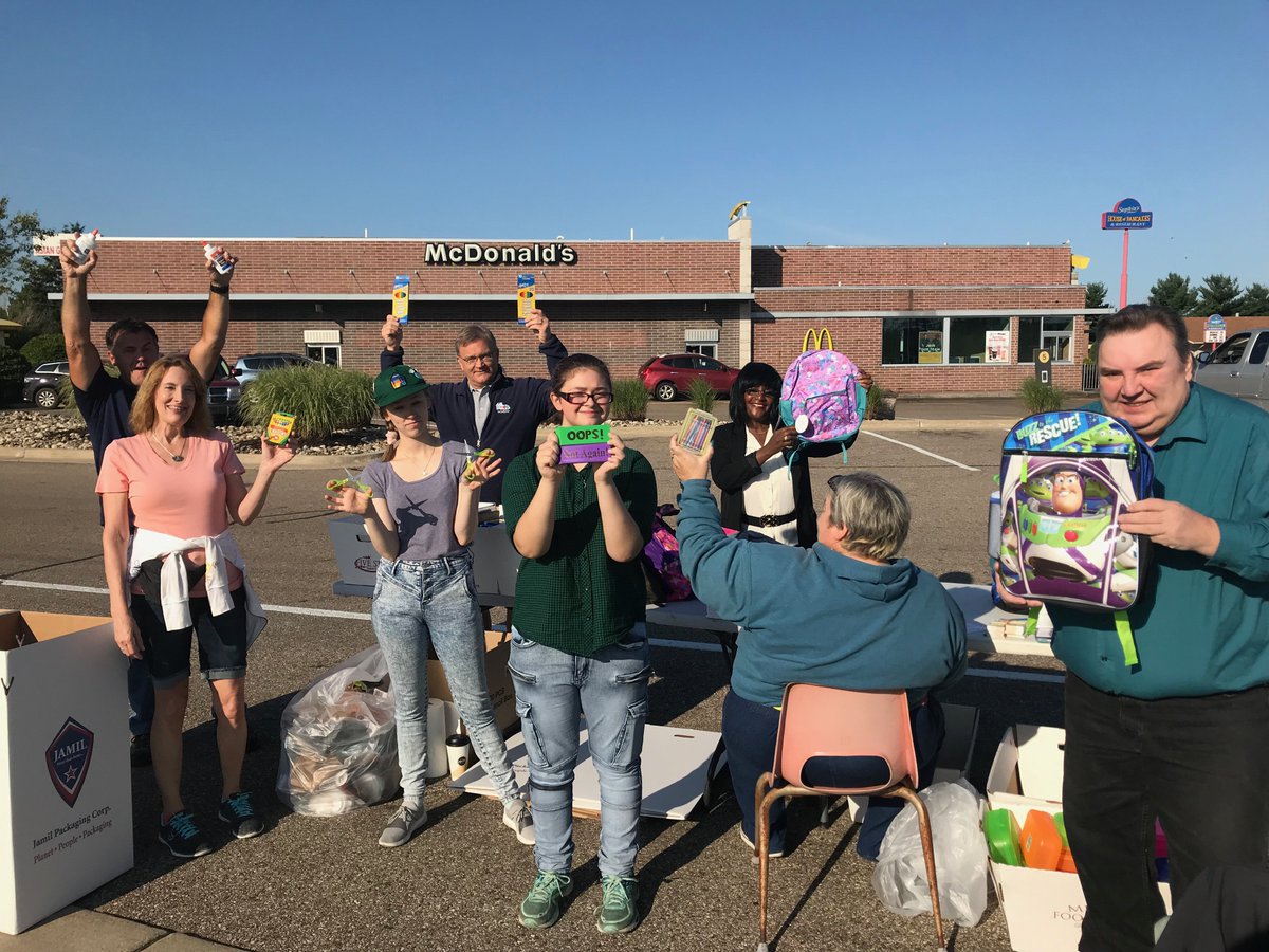 WeatherKimberly's tweet photo. Today would’ve been impossible without the help and kindness of our volunteers!! Goodwill & Hands Up Ministry sent us some of the most rad people I’ve ever met.
#16packabackpack
#schoolsupplies
#backtoschool https://t.co/RrKNSl4PFN