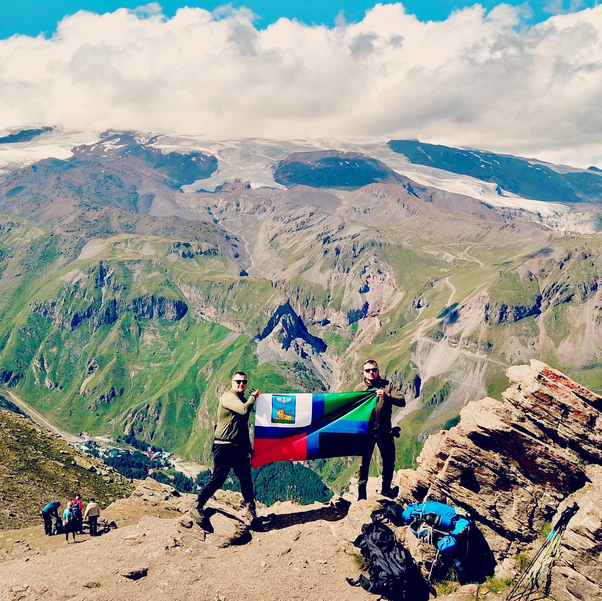 Эльбрус. День II

Сегодня был акклиматизационный выход на высоту 3 250 метров на г.Чегет с которой открывается нереально красивый вид на обе вершины Эльбруса.

Организм в шоке! И от изменившегося давления, и от постоянной физической нагрузки.
#Белгород