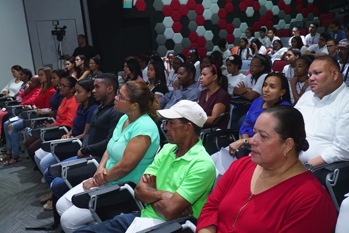 VeranoInnovador's tweet photo. #Ahora|La doctora @SandyLockward, directora general de @OnapiRD ofrece las palabras de bienvenida al acto clausura del #VeranoInnovadorSD; destaca el objetivo de esta iniciativa de exposición a la experimentación, ciencia, innovación y Propiedad Industrial con opción patentable. https://t.co/zbd8IVT1Py