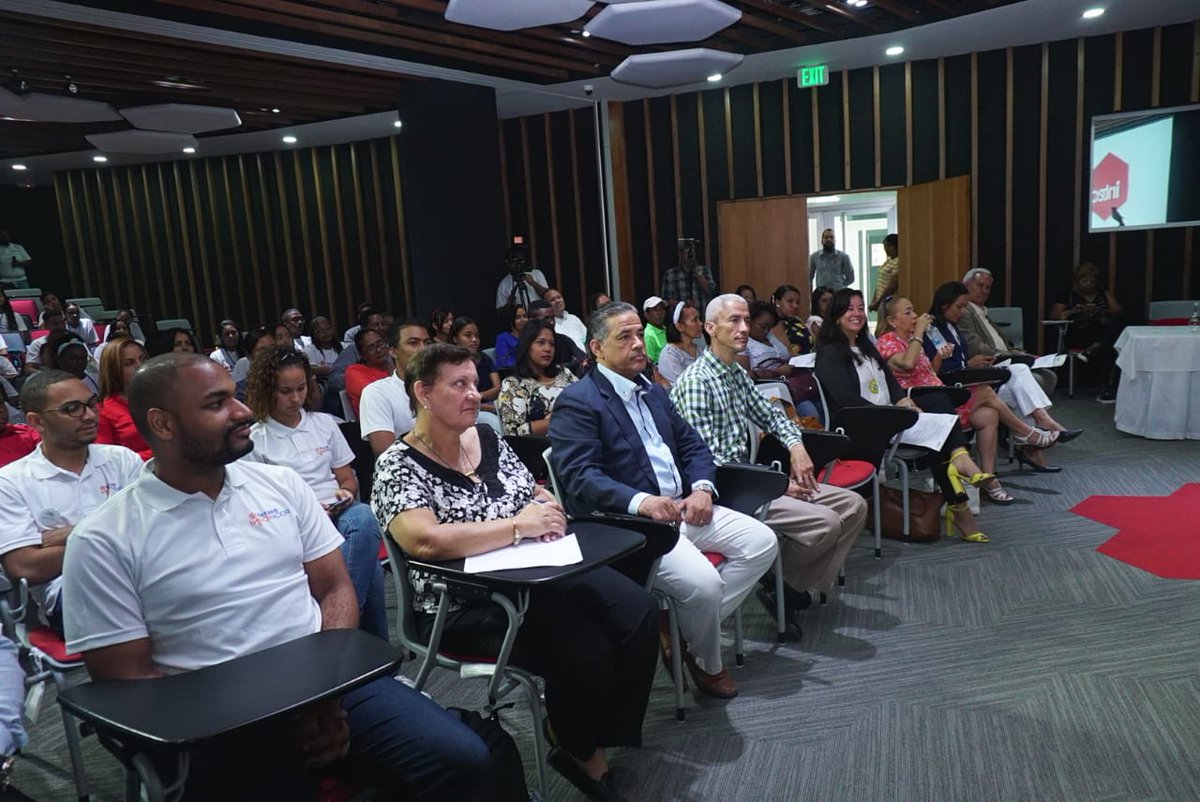 VeranoInnovador's tweet photo. #Ahora|La doctora @SandyLockward, directora general de @OnapiRD ofrece las palabras de bienvenida al acto clausura del #VeranoInnovadorSD; destaca el objetivo de esta iniciativa de exposición a la experimentación, ciencia, innovación y Propiedad Industrial con opción patentable. https://t.co/zbd8IVT1Py