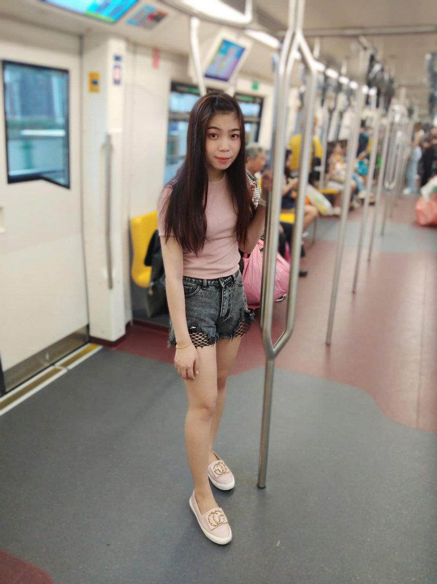WSareesuk's tweet photo. คนน่ารักมักอยู่ตู้ถัดไป...😊😊

#บนรถไฟฟ้า https://t.co/VDrHi3DSa8