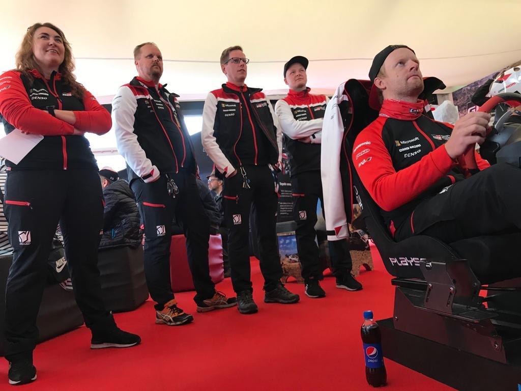 #Toyota Gazoo Racing johtaa 17. erikoiskokeen jälkeen. 
Virtuaalikisa Toyota-tallin tiloissa käy kuumana ja #XBox pohja-aika Harjun erikoiskokeelle nyt 1.41. Kulissien takana Toyota Gazoo Racing -tiimin mekaanikkomestaruuden vei Jarno Vilppunen - onnittelut! #nesterallyfinland