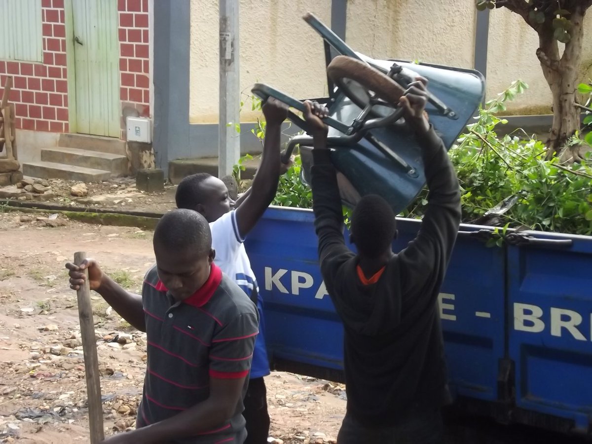 CommuneKloto1's tweet photo. Opération Togo Propre à Kpalimé ce 03 Août 2019, un dynamisme et dévouement populaire avec la participation de toutes les couches sociales de la ville.
#TogoPropre #KpaliméPropre #KpaliméNotreVille #PremierSamedi #assainissement #VisitezKpalime #GouvTg #InitiativeTG #InfoTg https://t.co/OqcGnwiVba